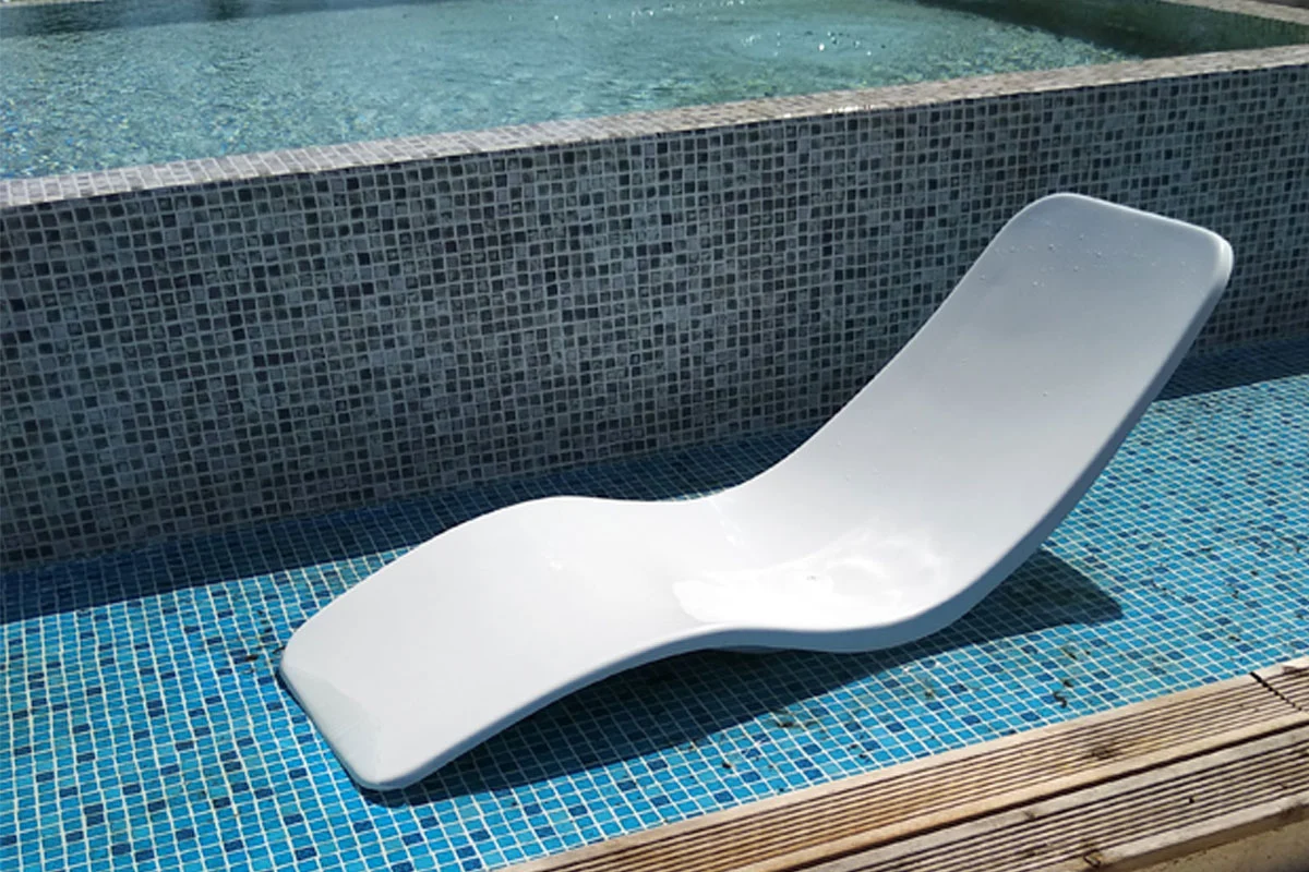 espreguiçadeira tagus 1147 fibra vidro dentro da piscina de lado lateral